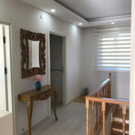 Апартаменты Luxury Duplex With Garden Сиде